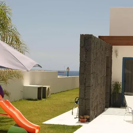Playa Blanca Sleeps 6 Pool Wifi T691296 Villa