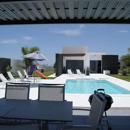 Villa Playa Blanca Sleeps 6 Pool Wifi T691296 *