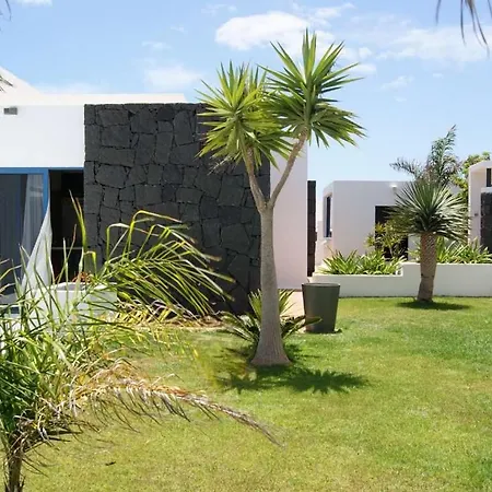 Playa Blanca Sleeps 6 Pool Wifi T691296 Villa